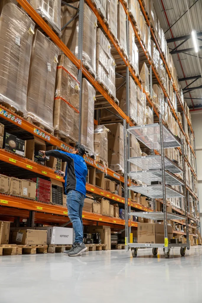 LSE medewerker pickt producten