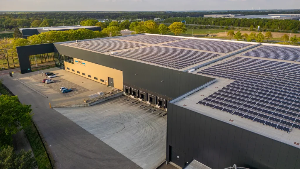 Drone shot van zijkant LSE warehouse